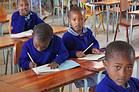 In der Klasse arbeiten noch einige Kinder fertig